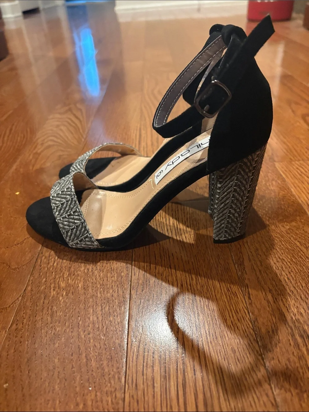 Unilady Black Ankle-Strap Heels with Silver Textured Toe Band